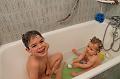 2013-12-30 Zelie assise dans le bain et Tim 005